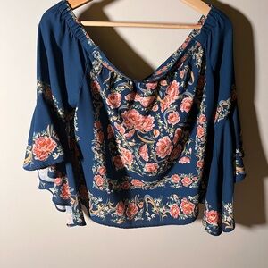 Women's Blue Rain‎ Floral Print Blouse With Flowy Sleeves And A Cropped Fit Sz M